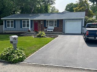 14 Bell Ct, Ronkonkoma, NY 11779