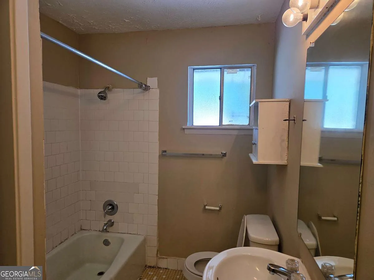 2 bed, 1.0 bath, $1,600 — Photo 3