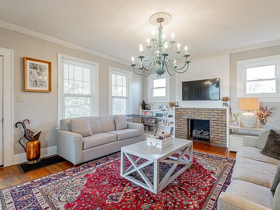 4th image of 904 S Crest Rd