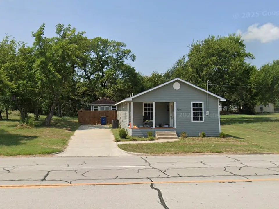 1205 N Kaufman St