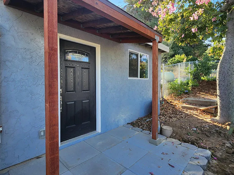 Dunsmuir Pl — Photo 1
