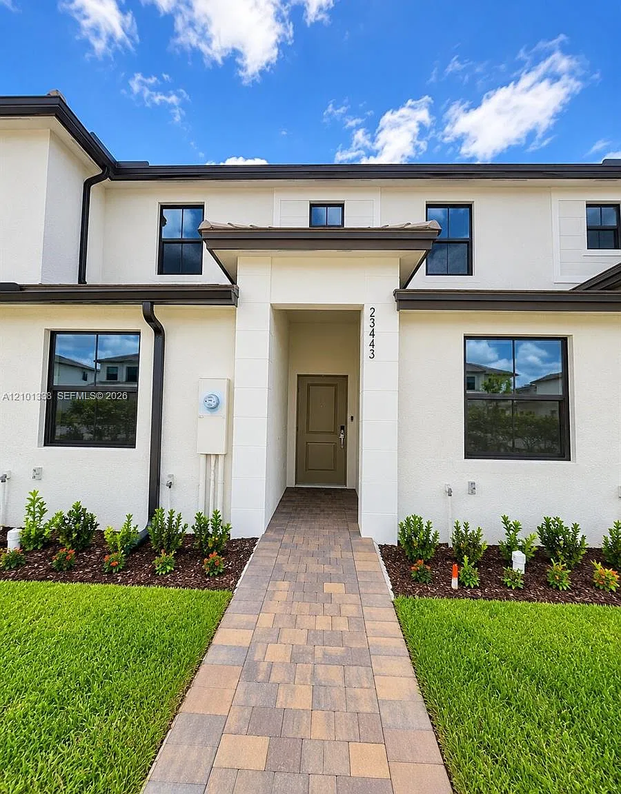 3 bed, 3.0 bath, 1328 sqft, $2,640 — Photo 1