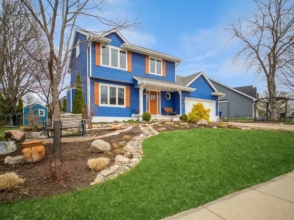 8041 Dellwood Dr, Urbandale, IA 50322