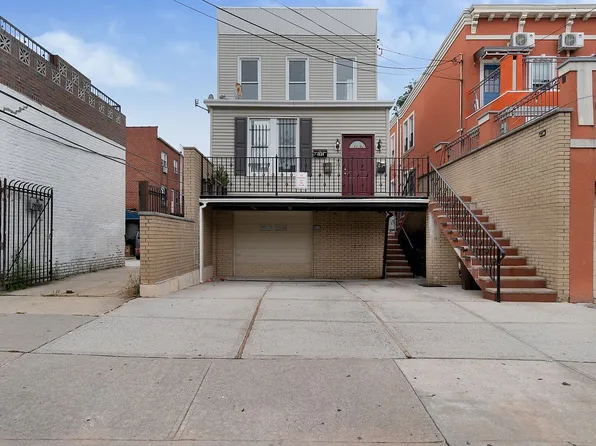 3092 42nd St, Astoria, NY 11103