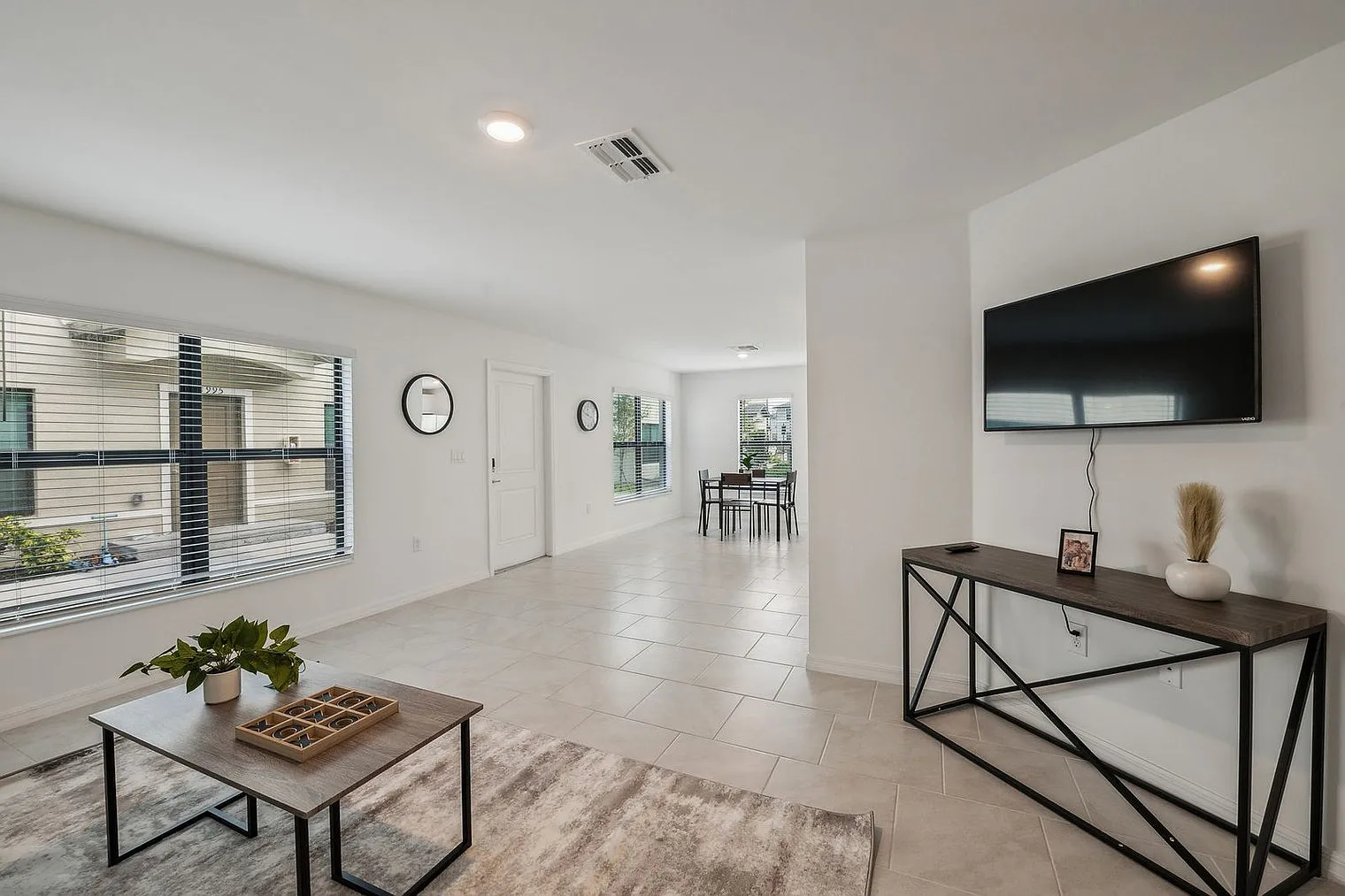 3 bed, 2.5 bath, 13906 sqft, $2,105 — Photo 1