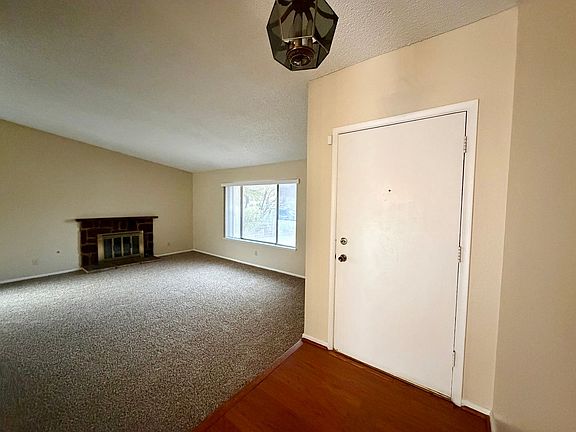 3rd image of 1560 Elaine Dr
