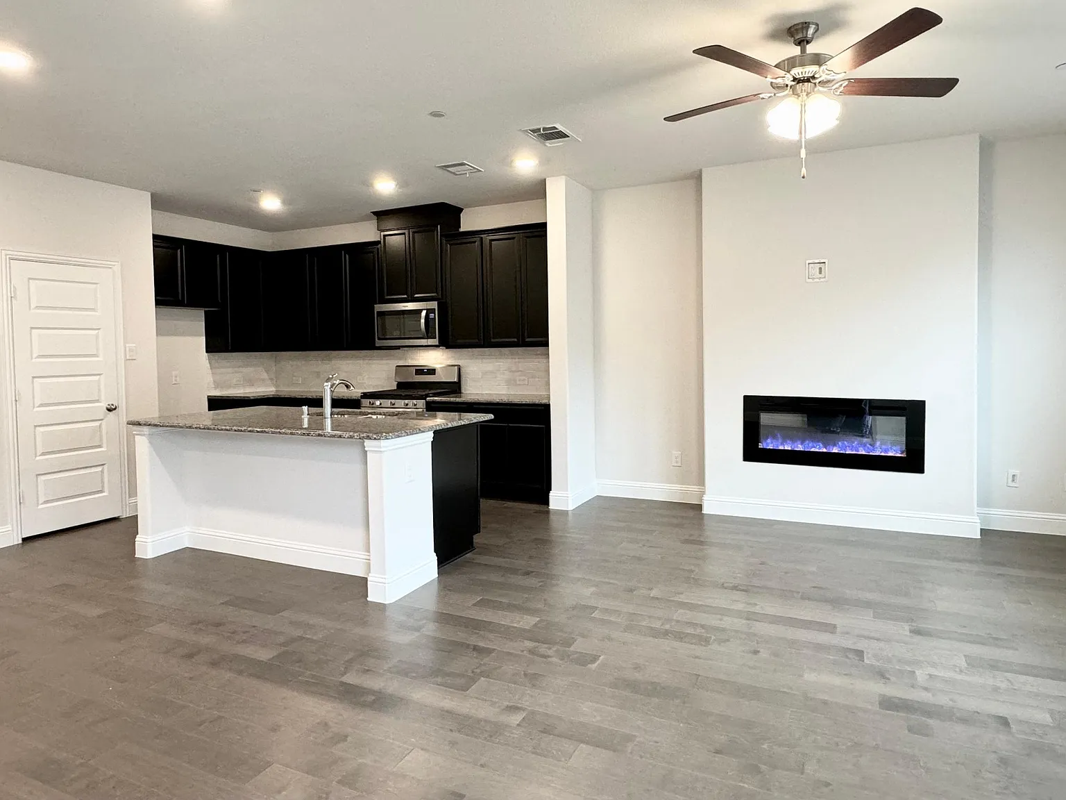 4 bed, 2273 sqft, $2,850 — Photo 2