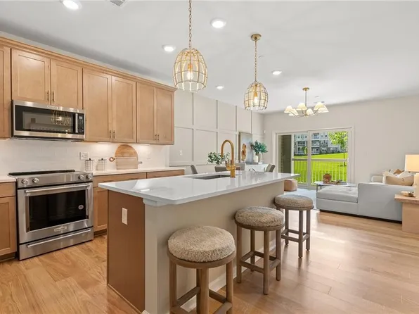 141 E Point Dr #211, Rumford, RI 02916