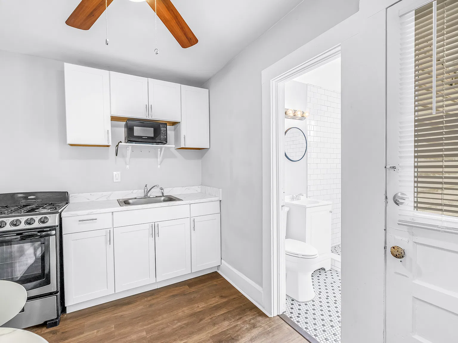Studio, 300 sqft, $1,300 — Photo 3
