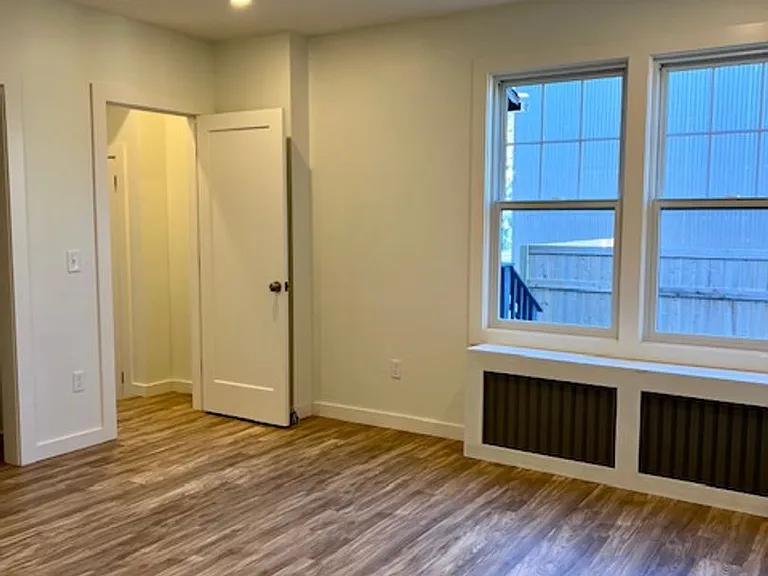 549 Albany Ave — Photo 28