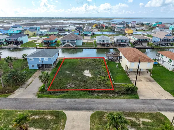 177 Sailfish Dr, Rockport, TX 78382