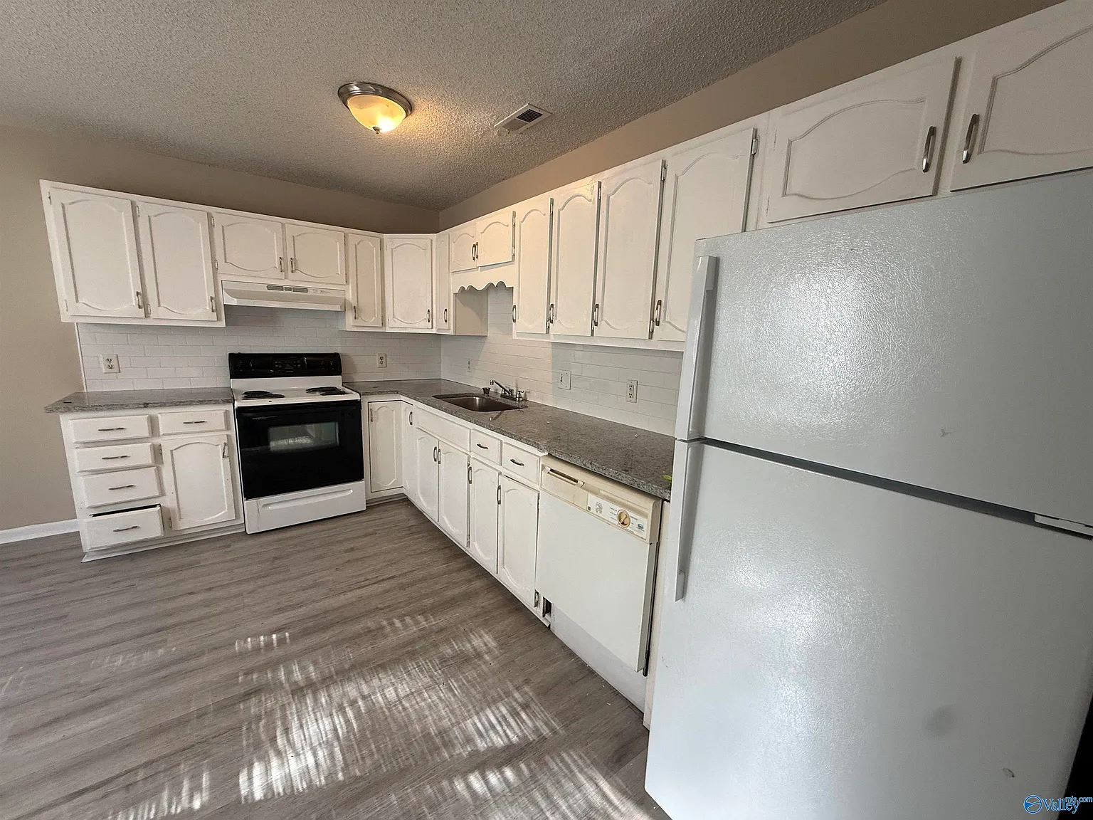 2 bed, 1.0 bath, 886 sqft, $795 — Photo 2