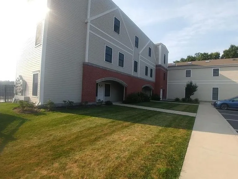 60 Crompton Ave — Photo 2