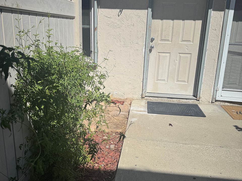 2280 Chestnut St. - Front door