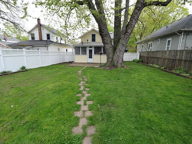 910 Court St — Photo 2