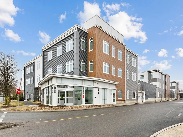 60 Cross St E — Photo 1
