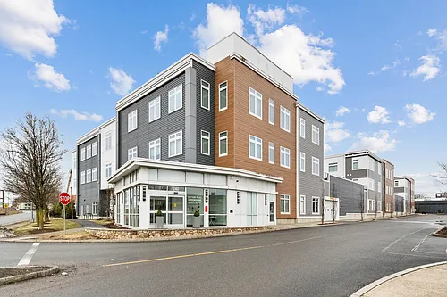 60 Cross St E Photo 1