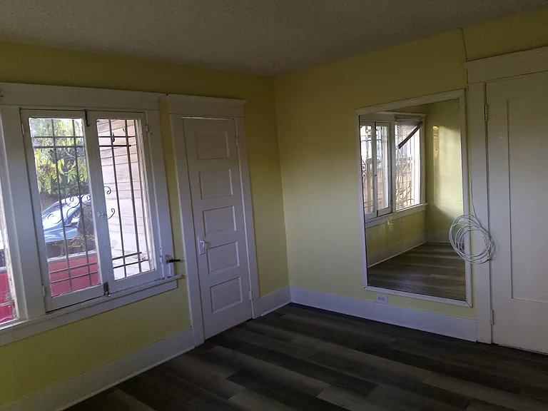 4318 Menlo - SE 2nd bedroom - freshly painted w large vanity mirror bathroom adjacent