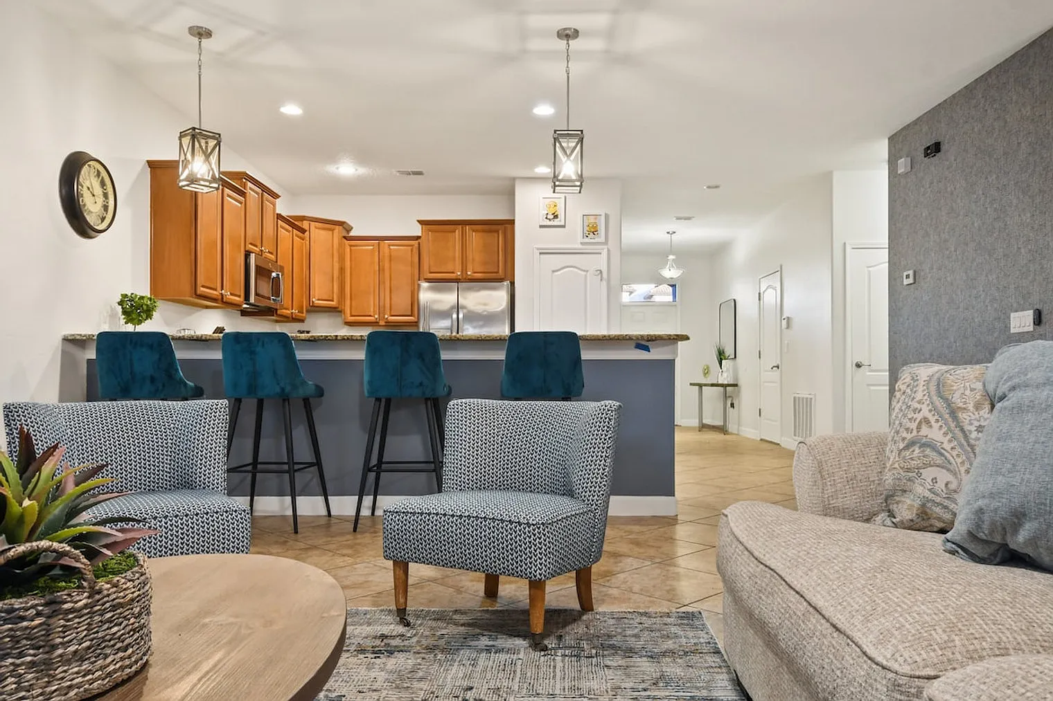 9 bed, 5.0 bath, 3918 sqft, $5,997 — Photo 4