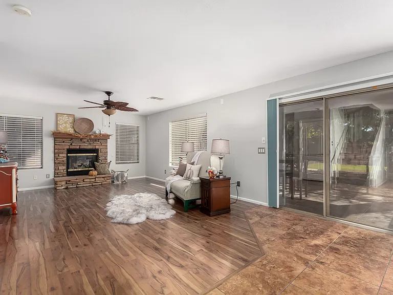 42553 W Sparks Dr — Photo 3