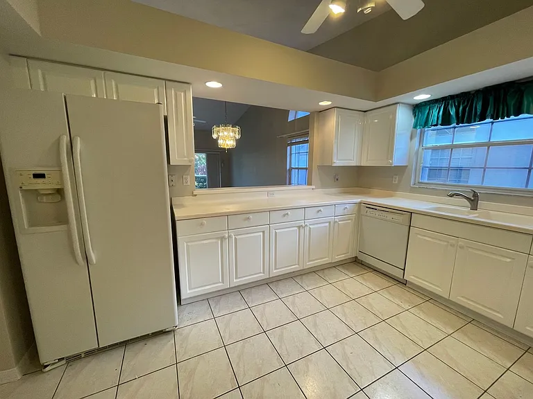 239 Melrose Pl #49 — Photo 6