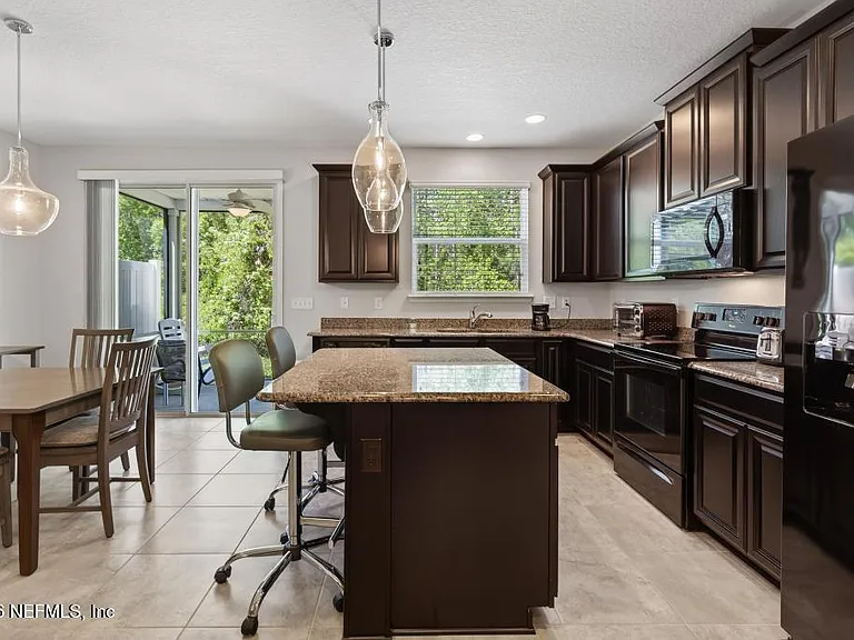 381 Richmond Dr — Photo 11