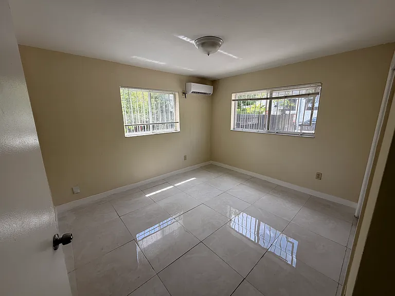 1194 NW 19th Ave #1 — Photo 3