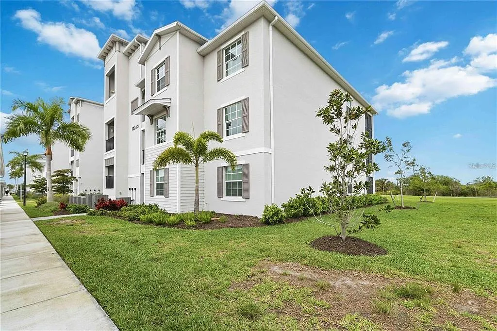 3 bed, 2.0 bath, 1313 sqft, $5,000 — Photo 1