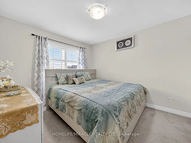73 Sutcliffe Dr — Photo 24