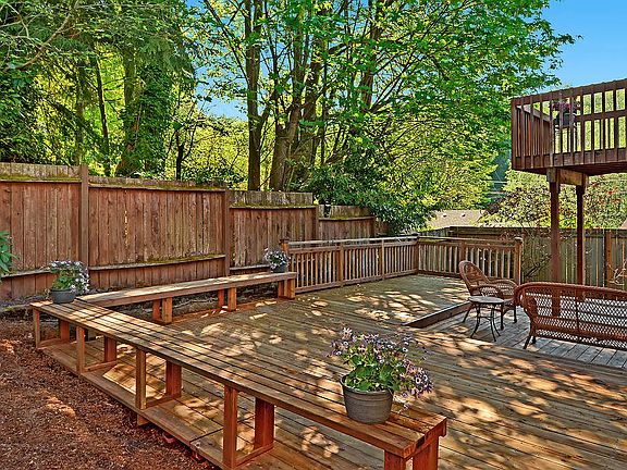 Peaceful setting in back yrd