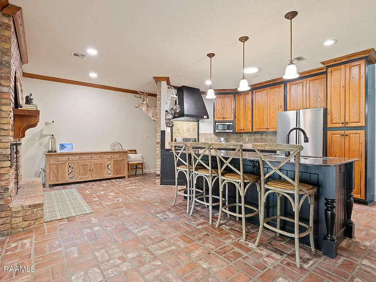 2407 E Broussard Rd — Photo 13