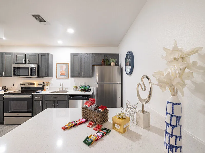 The Frisco Apartments on Walnut — Photo 3