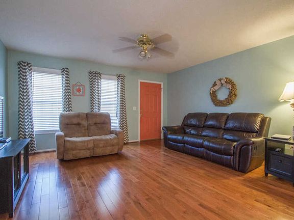 2nd image of 127 River Oaks Cir