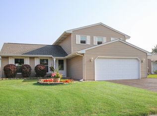 880 Stonehurst Dr, Roselle, IL 60172
