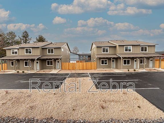 3rd image of 611 SE Dunham St Unit 3
