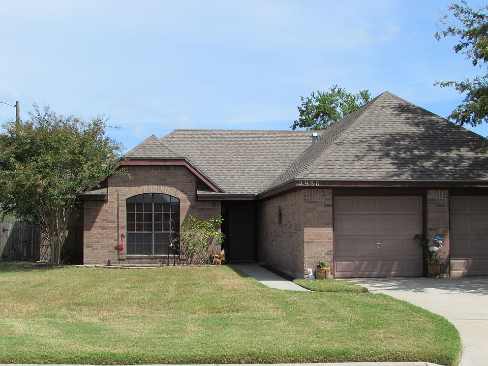 Lovely 3 bed/2 bath w/2 car 