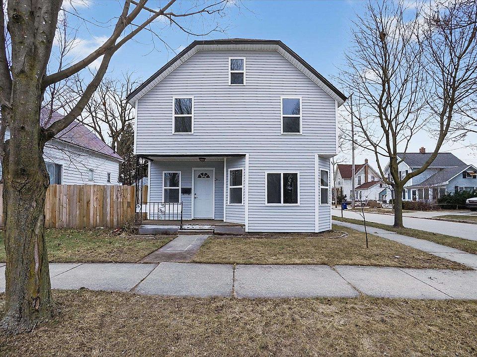 1st image of 400 Fraser St