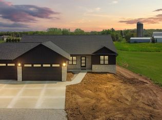 586 Prairie Gradens Ln, Pulaski, WI 54162