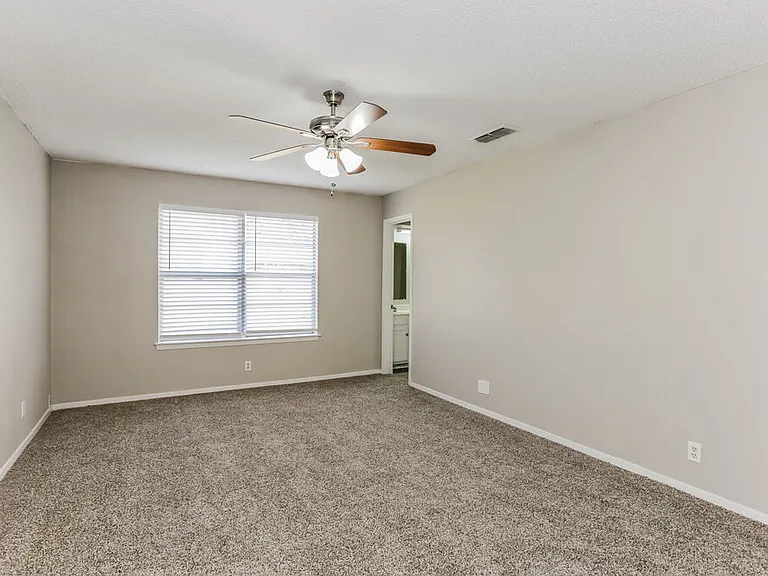 2727 Lucas Dr — Photo 10