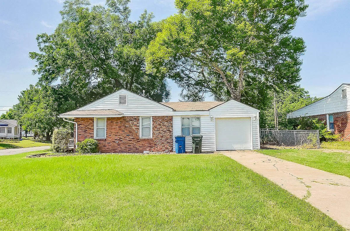 Building Photo - 1106 N Redbud Dr