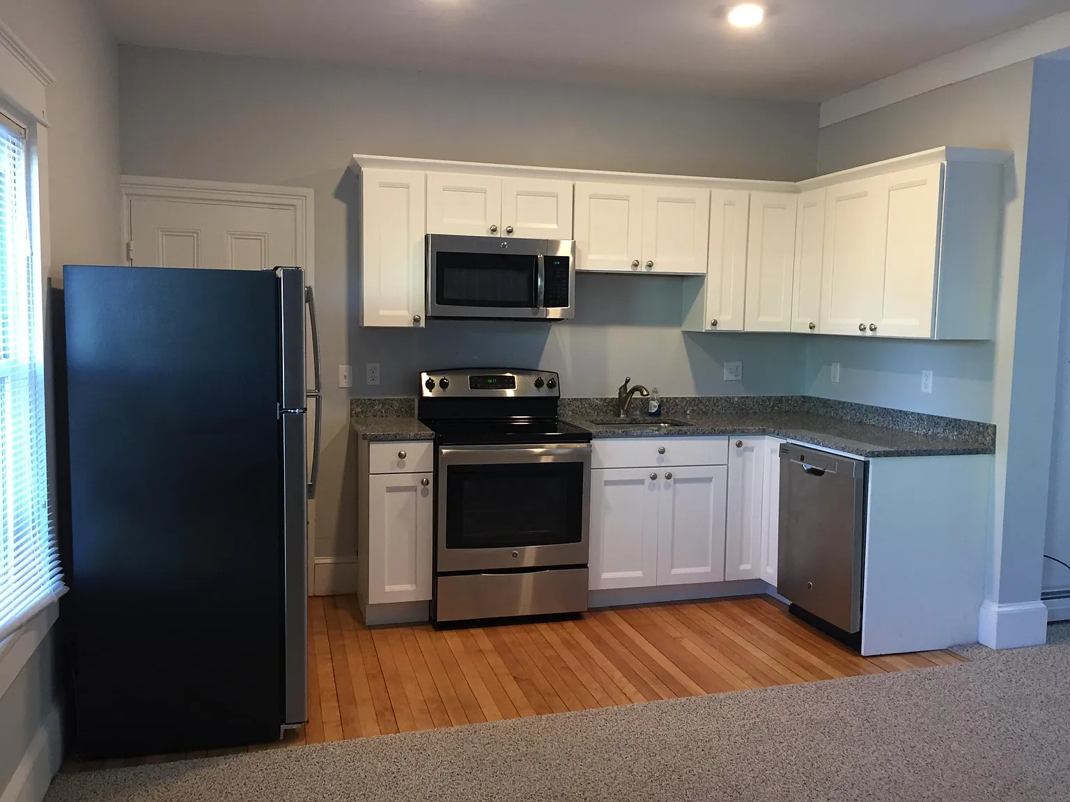 2 bed, 1000 sqft, $2,200 — Photo 3