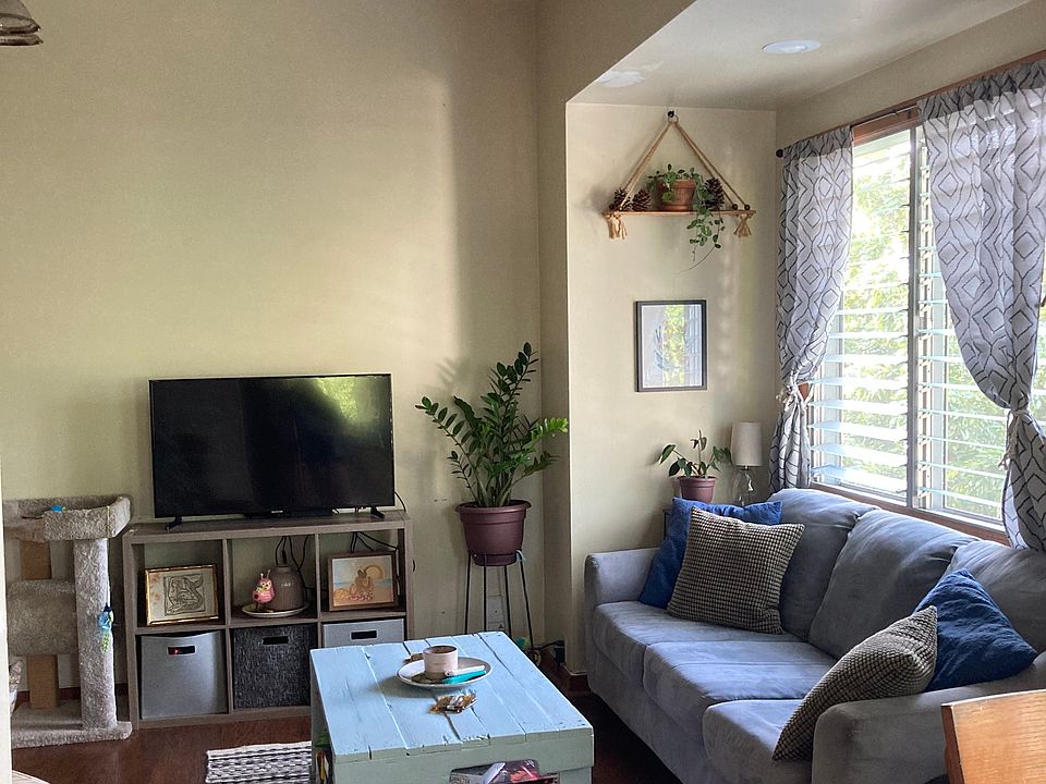 Living room - spacious, high ceilings (9')
