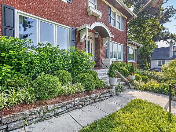 5th image of 2924 Erie Ave