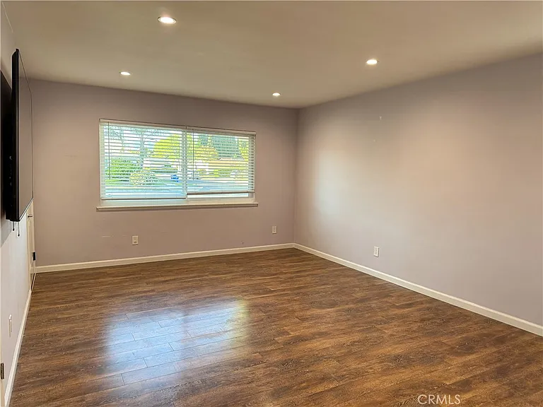 22908 Lull St — Photo 2
