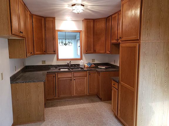3rd image of 5858-5860 Woodland Dr