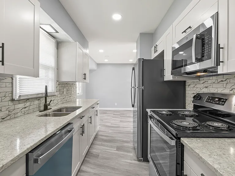 11214 Leavenworth St — Photo 9