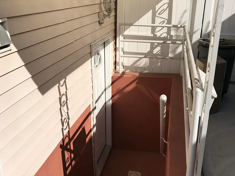 67 Robinson Ave — Photo 17
