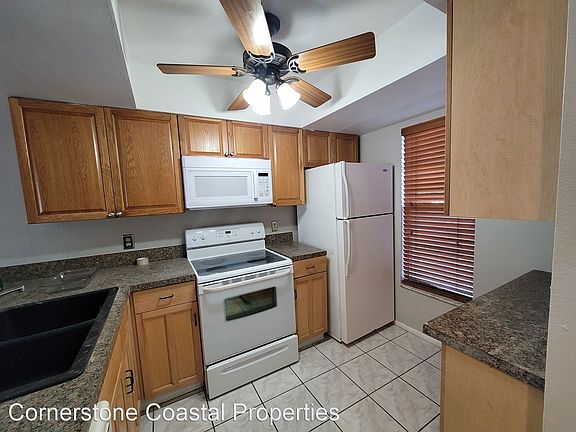 4th image of 4703 SW Santa Barbara Pl APT 9