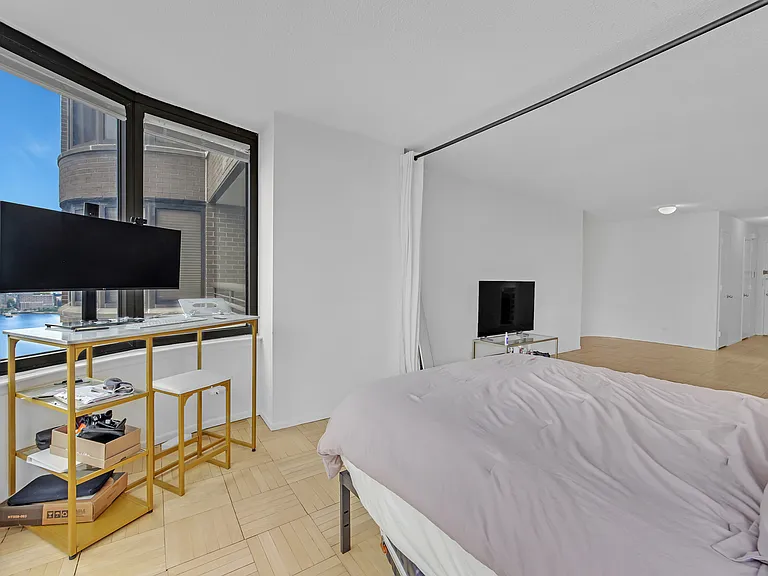 330 E 38th St #31H — Photo 9