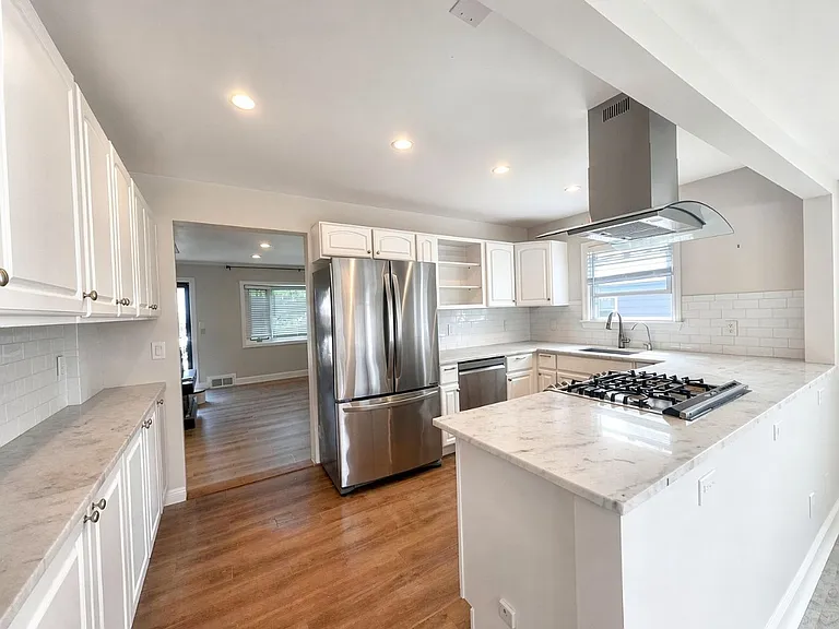 171 New York Ave — Photo 2